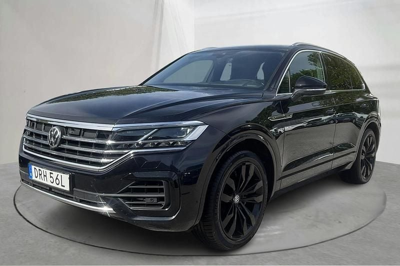 Svart Begagnad 2020 VW Touareg R-line SUV | 458 000 kr - Bild 1/4