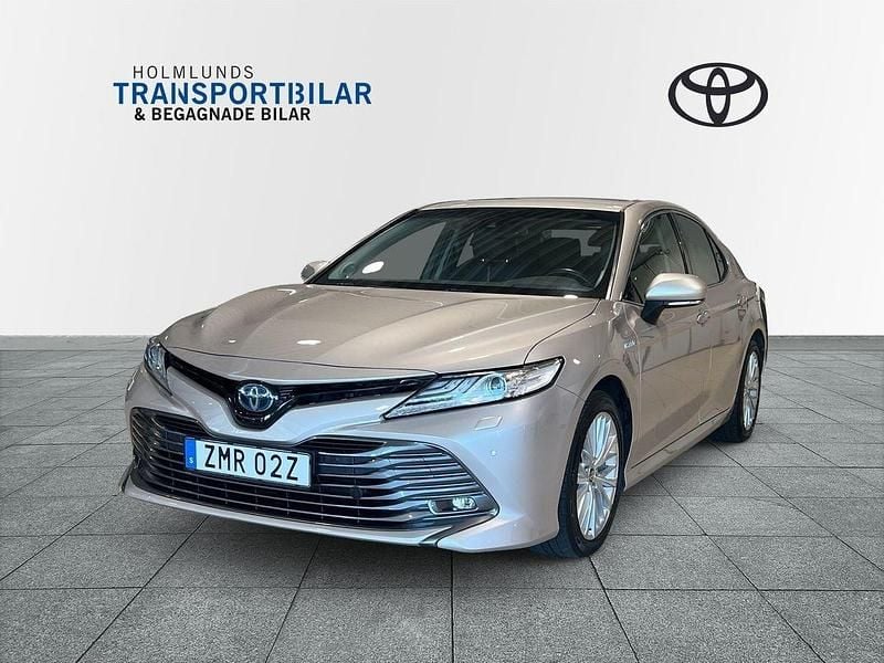 Ljusbrun (brun) Begagnad 2020 Toyota Camry Hybrid Executive Sedan | 299 900 kr (Marknadspris) - Bild 1/4