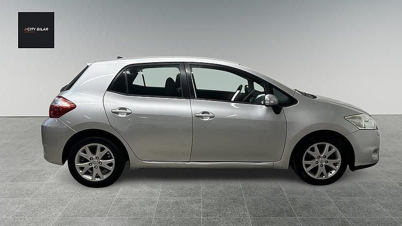 Begagnad Toyota Auris Plus 132 HK (97 kW) 2012 Silver Halvkombi
