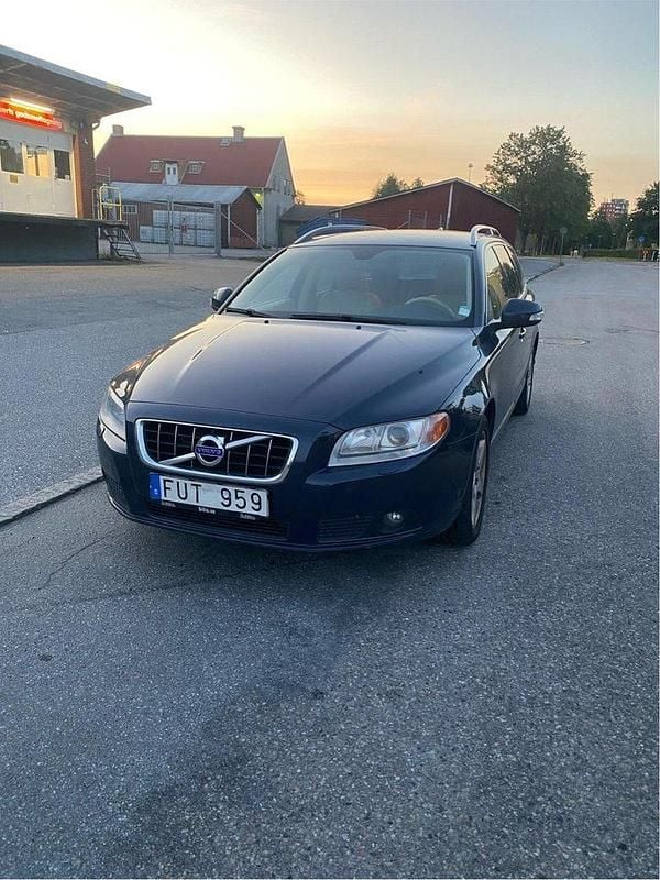 Blå Begagnad 2010 Volvo V70 Summum Kombi | 78 500 kr (Bra pris) - Bild 1/4