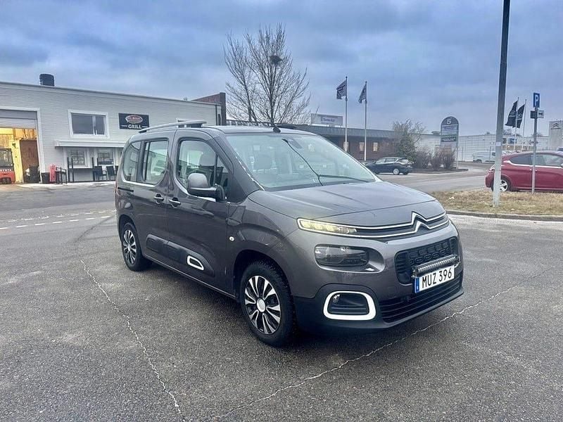Grå Begagnad 2018 Citroën Berlingo PureTech Minibuss | 144 900 kr (Marknadspris) - Bild 1/4