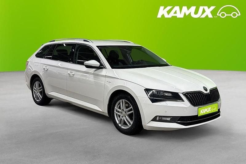 Vit Begagnad 2018 Skoda Superb LAURIN & KLEMENT Kombi | 238 700 kr (Marknadspris) - Bild 1/4