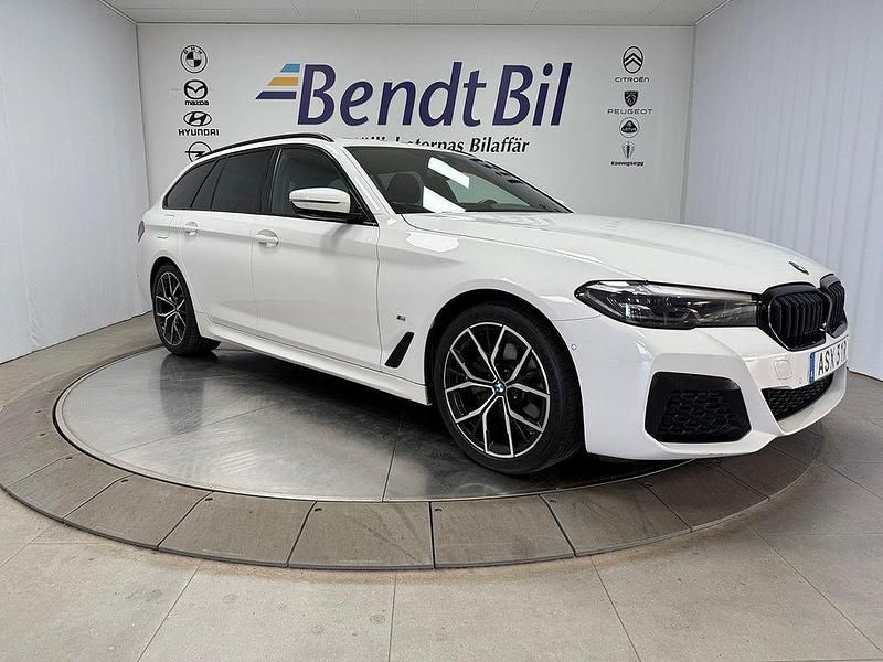 Vit Begagnad 2020 BMW 520 M Sport Kombi | 389 500 kr (Dyr) - Bild 1/4