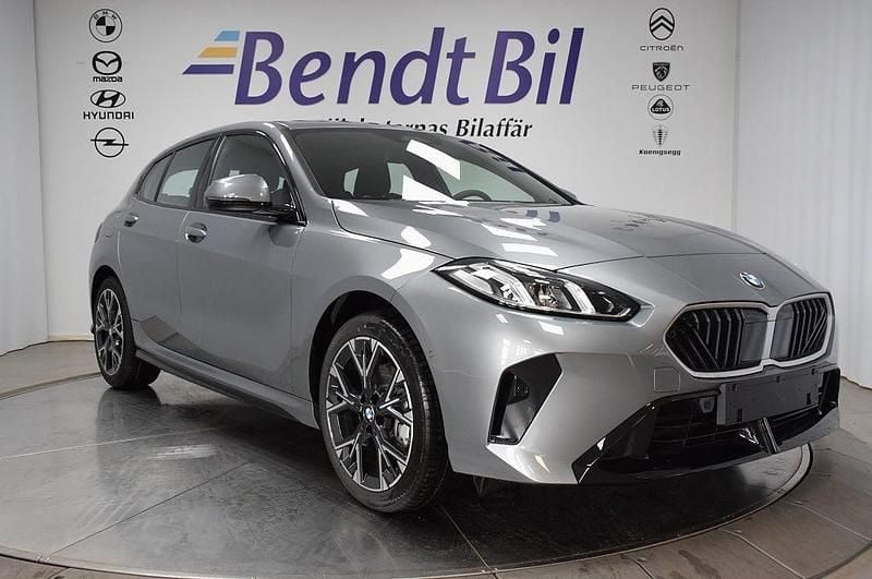 Grå Ny 2026 BMW 120 Shadowline Halvkombi | 399 500 kr - Bild 1/3