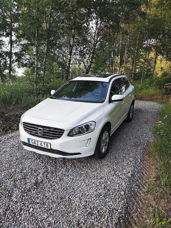 Vit Begagnad 2016 Volvo XC60 Momentum SUV | 175 000 kr (Bra pris) - Bild 1/2