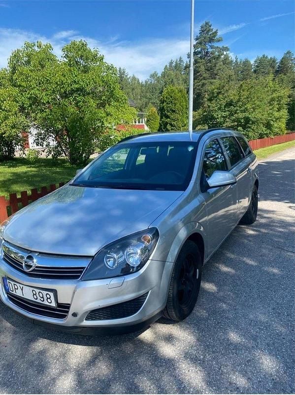Grå Begagnad 2011 Opel Astra Kombi | 50 000 kr (Superpris) - Bild 1/4