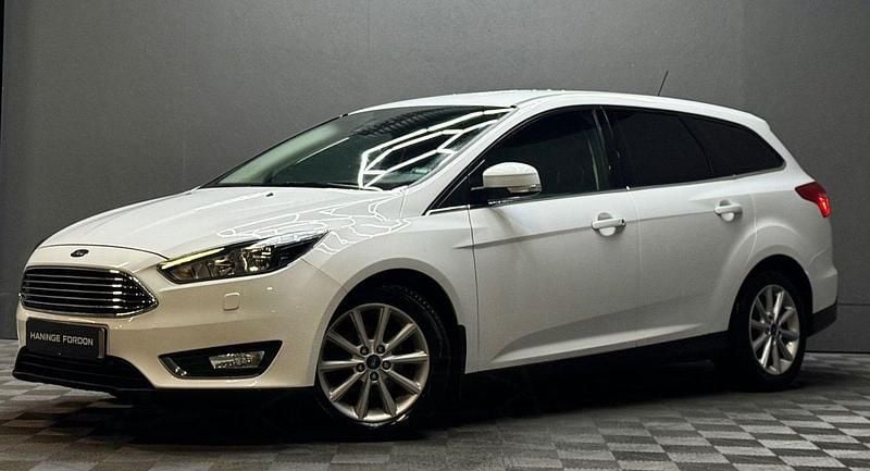Vit Begagnad 2018 Ford Focus Titanium Kombi | 119 900 kr (Marknadspris) - Bild 1/4