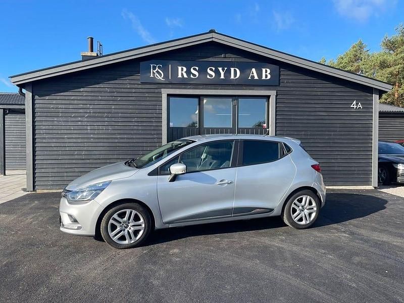 Silver Begagnad 2018 Renault Clio IV Zen Halvkombi | 89 000 kr (Marknadspris) - Bild 1/3