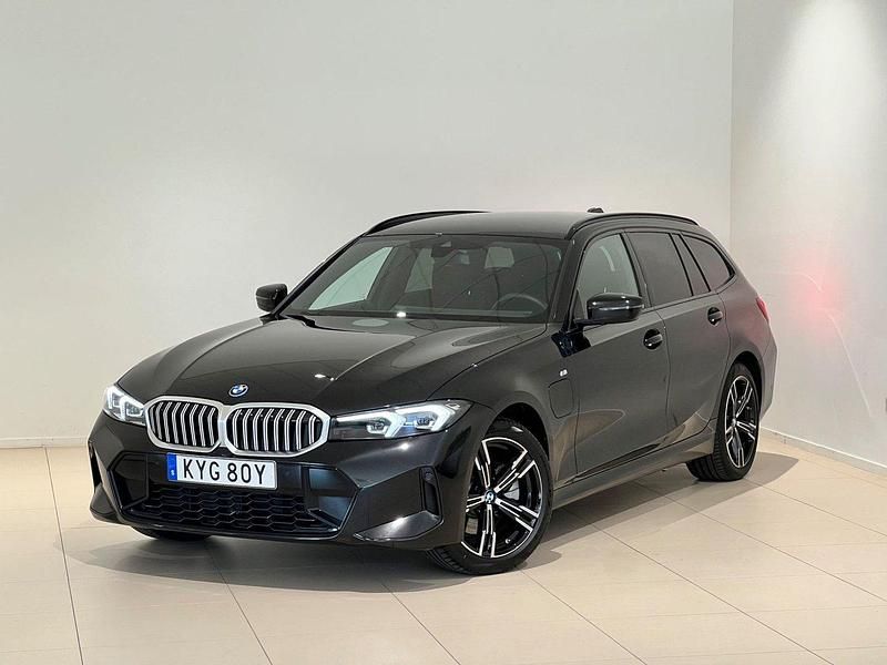 Svart Begagnad 2024 BMW 330e M Sport Kombi | 499 000 kr (Marknadspris) - Bild 1/4