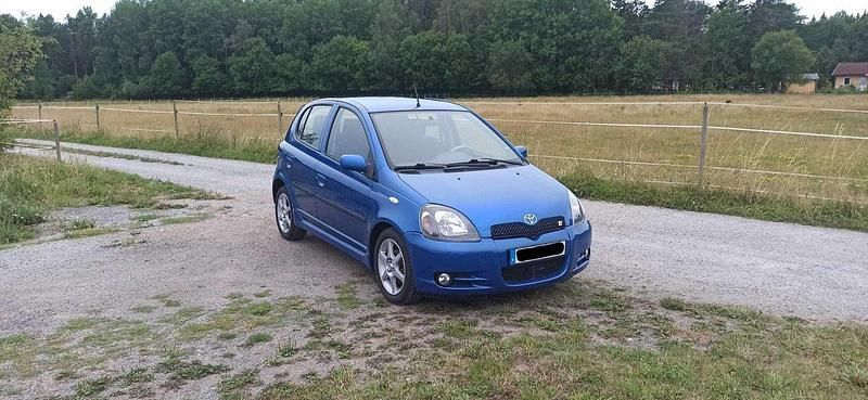 Blå Begagnad 2001 Toyota Yaris Halvkombi | 33 000 kr (Dyr) - Bild 1/4