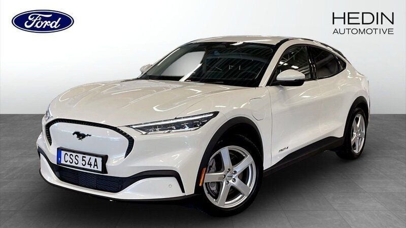 Vit (white) Begagnad 2022 Ford Mustang Mach-E Standard Range SUV | 364 900 kr (Marknadspris) - Bild 1/4