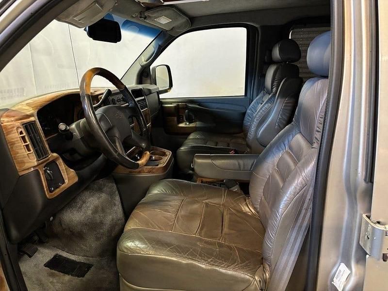 Begagnad Chevrolet Express 290 HK (213 kW) 2004 Silver Kombi