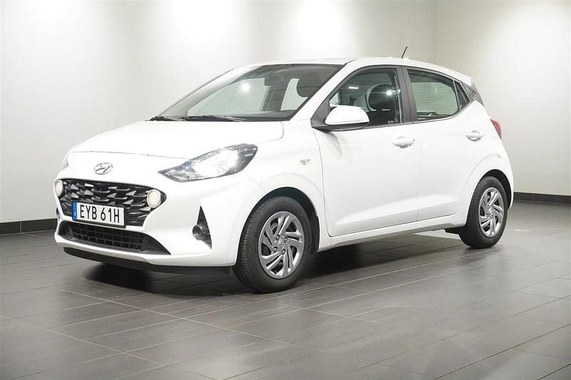 Vit Begagnad 2022 Hyundai i10 Essential Halvkombi | 129 800 kr (Superpris) - Bild 1/2