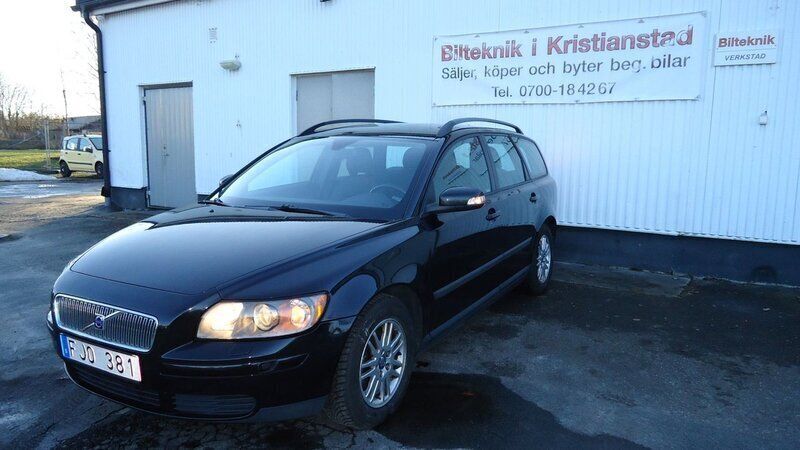 Svart Begagnad 2007 Volvo V50 Kinetic Kombi | 53 500 kr (Marknadspris) - Bild 1/4