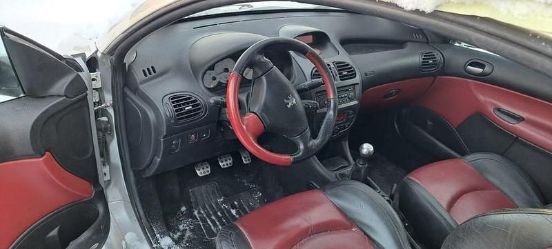 Begagnad Peugeot 206 CC 136 HK (100 kW) 2003 Silvermetallic Cab