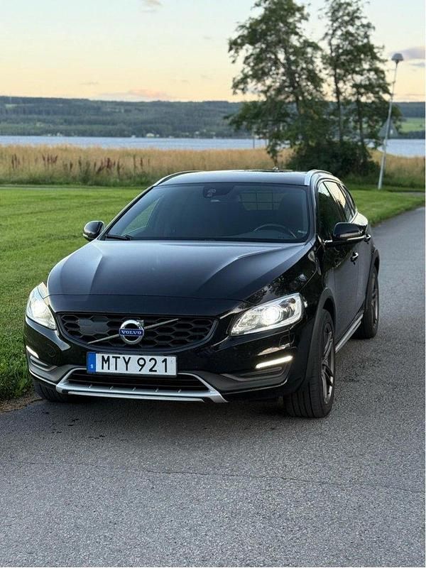 Svart Begagnad 2016 Volvo V60 CC Momentum Kombi | 145 000 kr (Lite dyr) - Bild 1/4