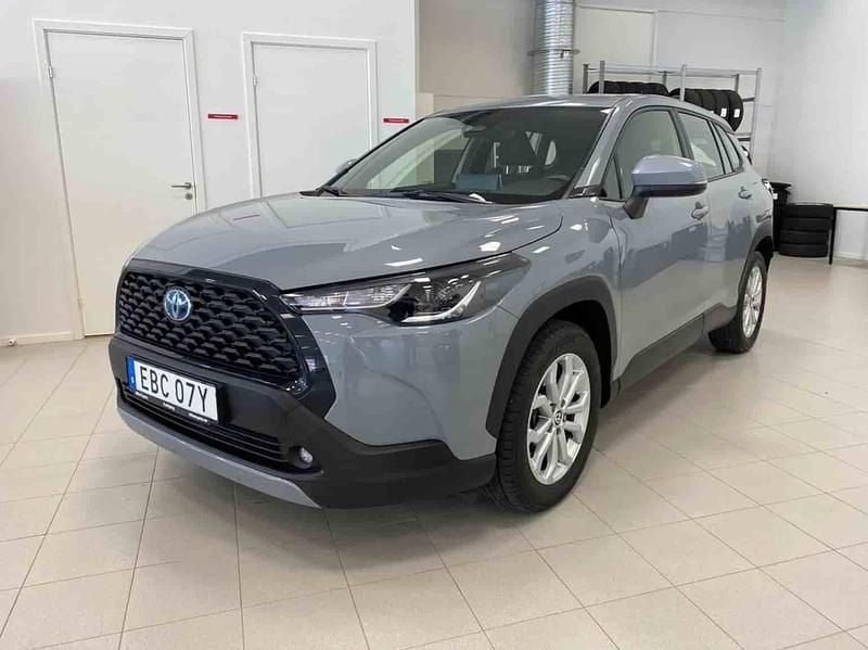 Grå Begagnad 2023 Toyota Corolla Cross SUV | 359 900 kr - Bild 1/1