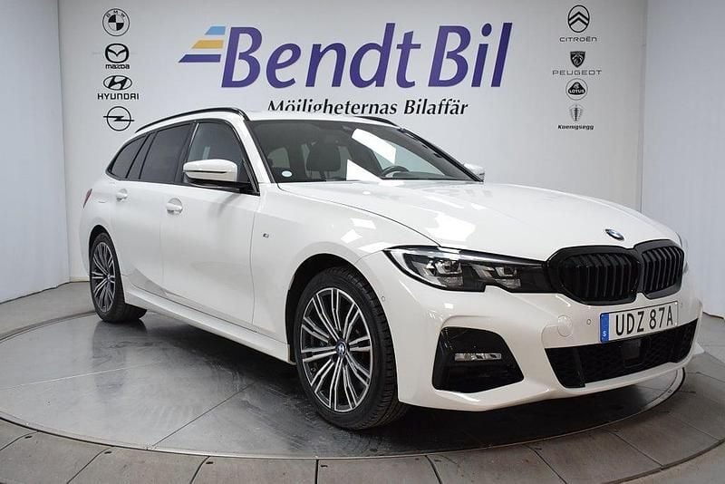 Vit Begagnad 2020 BMW 330e M Sport Kombi | 324 500 kr (Marknadspris) - Bild 1/4
