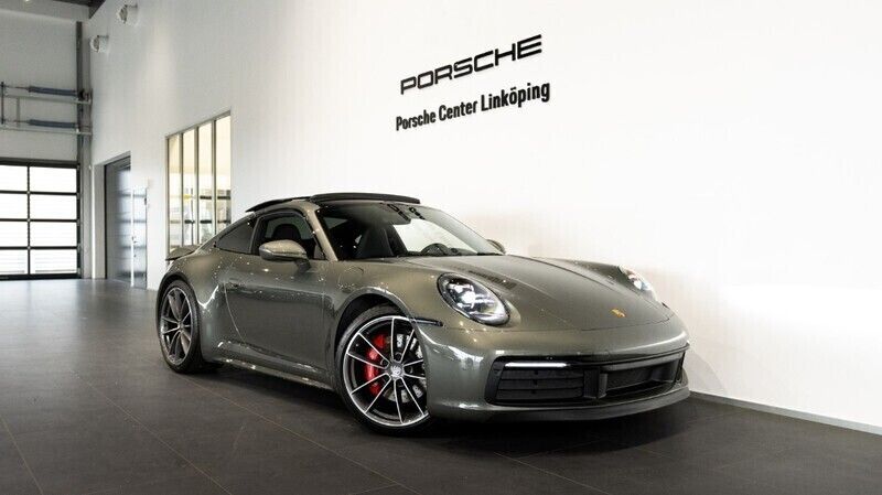 Mörkgrön (green) Begagnad 2021 Porsche 911 Carrera 4S Sportkupé | 1 595 000 kr (Marknadspris) - Bild 1/3