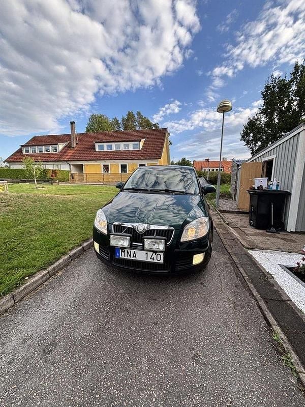 Grön Begagnad 2008 Skoda Fabia Ambiente Halvkombi | 19 000 kr (Marknadspris) - Bild 1/4