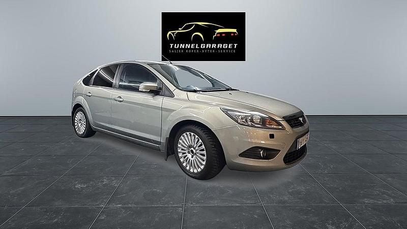 Grå Begagnad 2009 Ford Focus Titanium Halvkombi | 44 900 kr (Lite dyr) - Bild 1/4