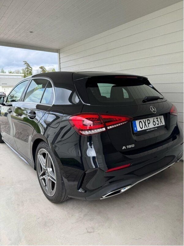 Svart Begagnad 2022 Mercedes A180 AMG Halvkombi | 279 900 kr (Marknadspris) - Bild 1/4