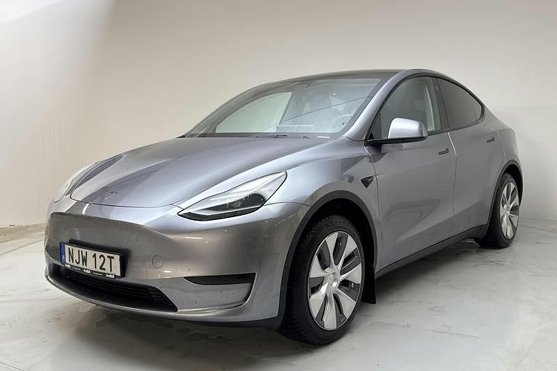 Begagnad Tesla Model Y Long Range RWD 250 kW (340 HK) 2024 Grå SUV
