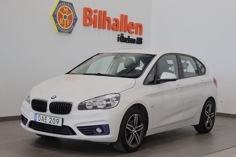 Vit Begagnad 2016 BMW 218 Active Tourer Sport Line Minibuss | 134 900 kr (Marknadspris) - Bild 1/4