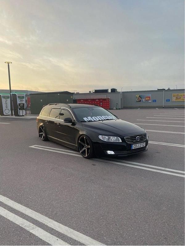 Svart Begagnad 2015 Volvo V70 Momentum Kombi | 105 000 kr (Marknadspris) - Bild 1/4