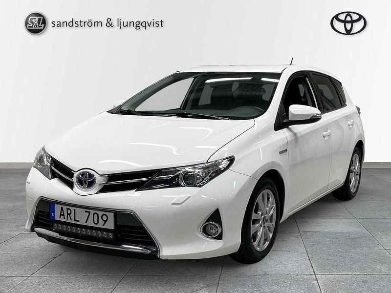 Begagnad Toyota Auris Hybrid Edition 137 HK (100 kW) 2014 Vit Halvkombi