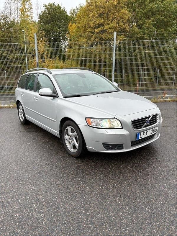 Grå Begagnad 2011 Volvo V50 Momentum Kombi | 114 900 kr (Dyr) - Bild 1/4