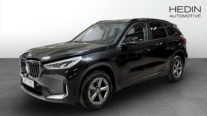 Svart (black) Begagnad 2024 BMW X1 Shadowline SUV | 489 800 kr (Lite dyr) - Bild 1/4