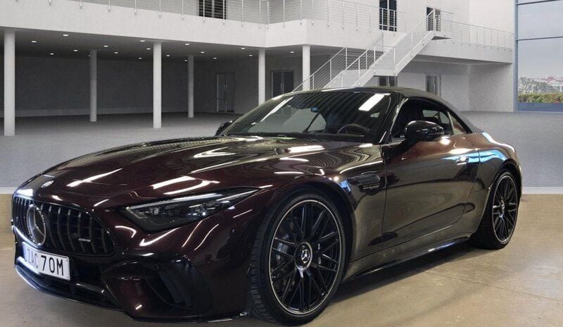 Mörkröd Begagnad 2024 Mercedes SL63 AMG AMG Cab | 1 695 000 kr (Superpris) - Bild 1/4