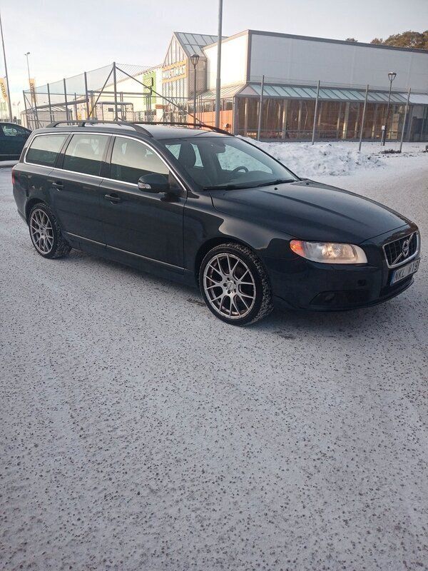 Grå Begagnad 2010 Volvo V70 Momentum Kombi | 59 500 kr (Bra pris) - Bild 1/4
