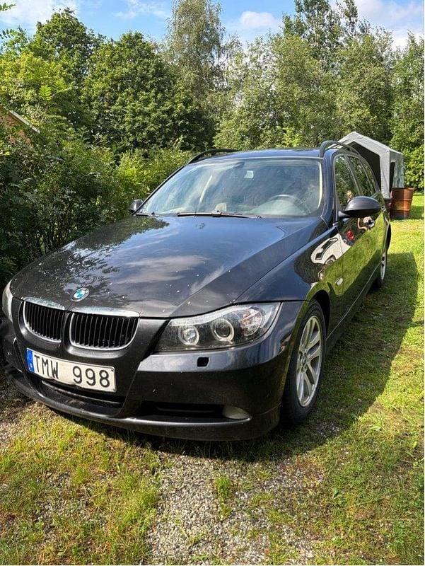 Svart Begagnad 2007 BMW 318 Kombi | 15 000 kr (Superpris) - Bild 1/4