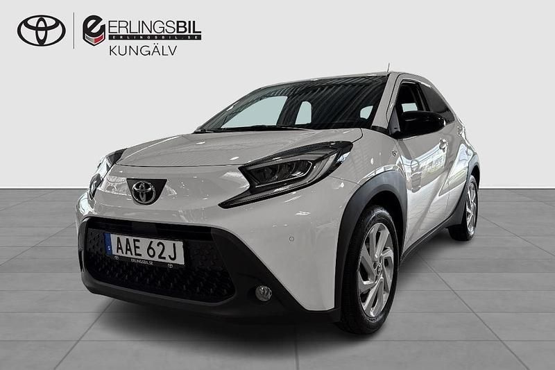 Vit Begagnad 2022 Toyota Aygo Comfort Halvkombi | 164 900 kr (Marknadspris) - Bild 1/3