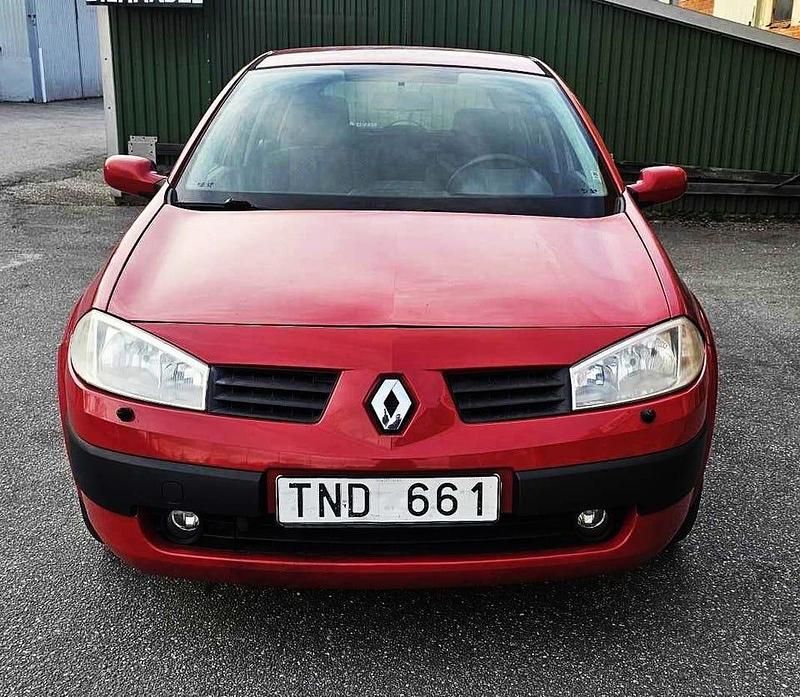 Begagnad Renault Mégane II 98 HK (72 kW) 2002 Mörkröd Halvkombi