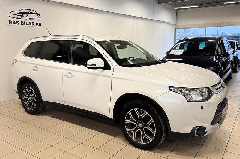 Vit Begagnad 2015 Mitsubishi Outlander SUV | 109 900 kr (Marknadspris) - Bild 1/4