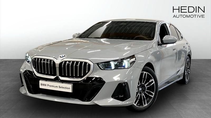 Grå (grey) Begagnad 2025 BMW 520 M Sport Sedan | 588 700 kr (Marknadspris) - Bild 1/4