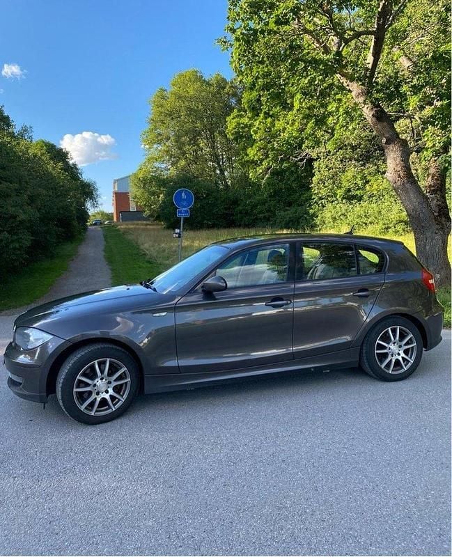 Brun Begagnad 2009 BMW 120 Comfort Edition Halvkombi | 48 000 kr (Bra pris) - Bild 1/4