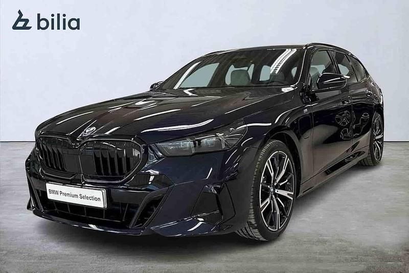 Svart Begagnad 2025 BMW 530e M Sport Kombi | 699 900 kr (Bra pris) - Bild 1/1