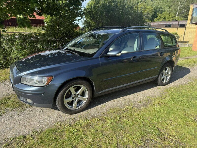 Grön Begagnad 2005 Volvo V50 Summum Kombi | 25 000 kr (Marknadspris) - Bild 1/4