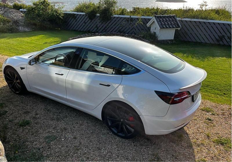 Vit Begagnad 2020 Tesla Model 3 Performance Sedan | 295 000 kr (Marknadspris) - Bild 1/4