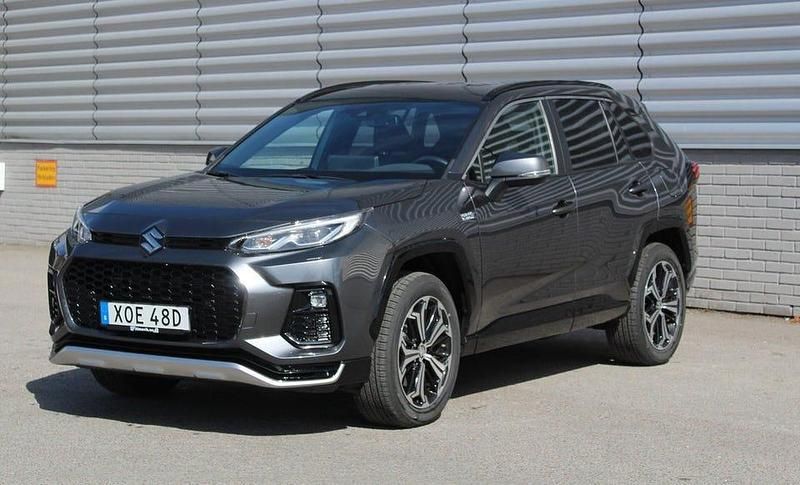 Grå Begagnad 2022 Suzuki Across SUV | 489 500 kr (Marknadspris) - Bild 1/4