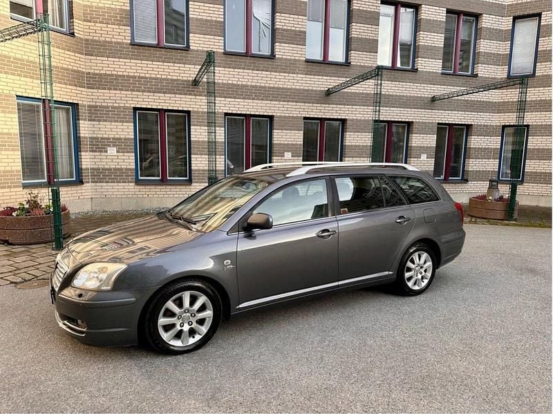 Grå Begagnad 2006 Toyota Avensis Kombi | 23 000 kr (Marknadspris) - Bild 1/4