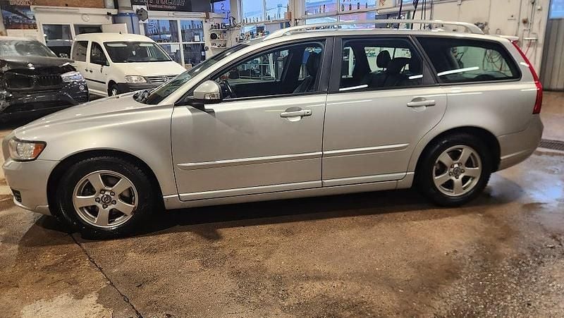 Begagnad Volvo V50 Momentum 116 HK (85 kW) 2011 Ljusgrå Kombi