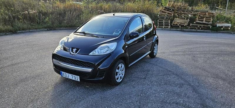 Svart Begagnad 2010 Peugeot 107 Halvkombi | 24 500 kr (Marknadspris) - Bild 1/4