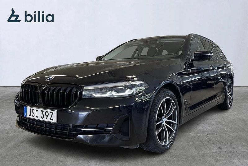 Svart Begagnad 2022 BMW 520 Sport Line Kombi | 349 900 kr (Superpris) - Bild 1/4