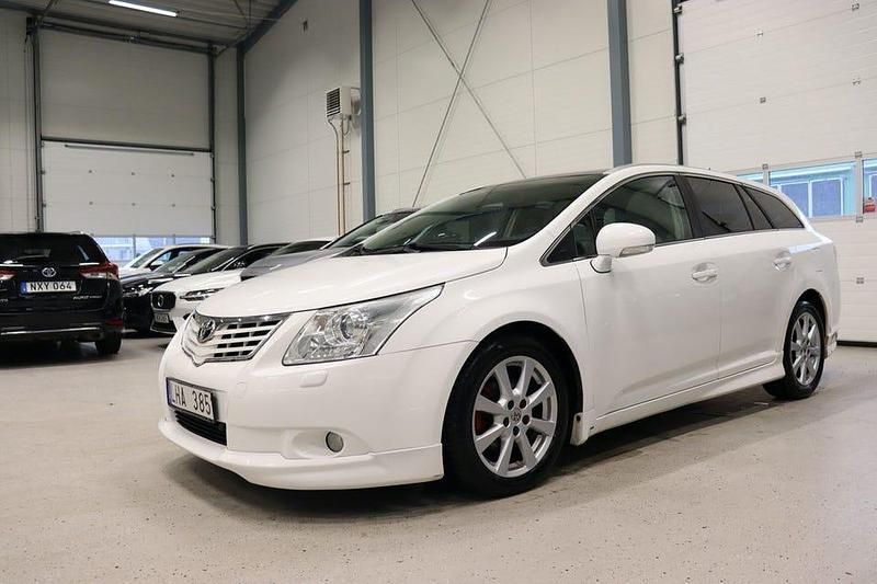 Vit Begagnad 2011 Toyota Avensis Multidrive S Kombi | 124 800 kr (Lite dyr) - Bild 1/4