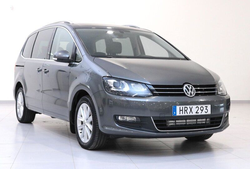 Mörkgrå Begagnad 2017 VW Sharan Minibuss | 169 900 kr (Marknadspris) - Bild 1/4